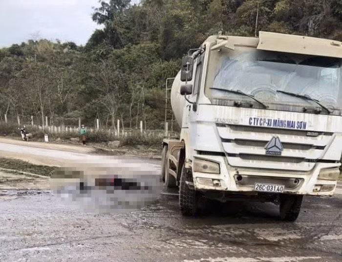  Một người phụ nữ tử vong sau va chạm với xe bồn: Khoảng 7h30 sáng 30/12, tại xã Nà Bó, huyện Mai Sơn, tỉnh Sơn La, xe bồn do tài xế L.V.S (SN 1993, trú xã Mường Khiên, huyện Thuận Châu) điều khiển, khi đến địa điểm trên thì xảy ra va chạm mạnh với chiếc xe máy do H.V.V (SN 1959) điều khiển, chở theo sau là bà Đ.T.A (SN 1958) cả 2 cùng trú tại xã Cò Nòi, huyện Mai Sơn. Vụ va chạm trên khiến cho bà Đ.T.A tử vong tại chỗ. 