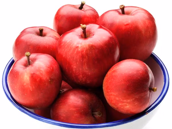 Táo. Một quả táo to chứa khoảng 5g chất xơ, mà trong thành phần chất xơ đó ở dạng pectin – loại chất xơ hoà tan làm giảm lượng cholesterol xấu trong máu. Ngoài ra, táo còn hỗ trợ giải quyết các vấn đề về hô hấp, tăng cường hệ thống miễn dịch và ngăn ngừa ung thư, giảm nguy cơ mắc bệnh tiểu đường, tốt cho não.