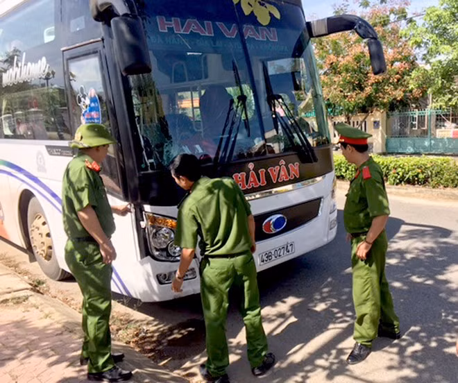 Công an huyện Mộ Đức khám nghiệm xe khách gây ra tai nạn. Ảnh: C.X.