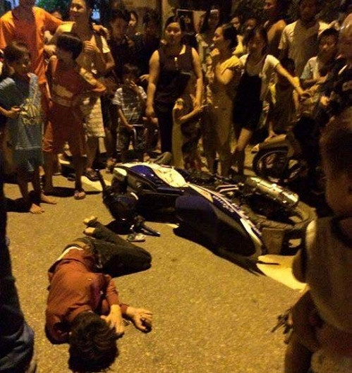 Giat Iphone 6 ten cuop bi co gai quat nga giua duong