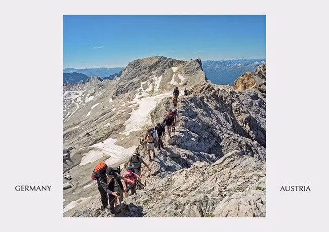 Du khách leo núi dọc biên giới Đức và Áo.