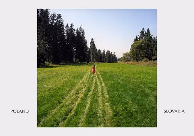 Thiếu nữ đi giữa đường biên giới phân cách Ba Lan và Slovakia.