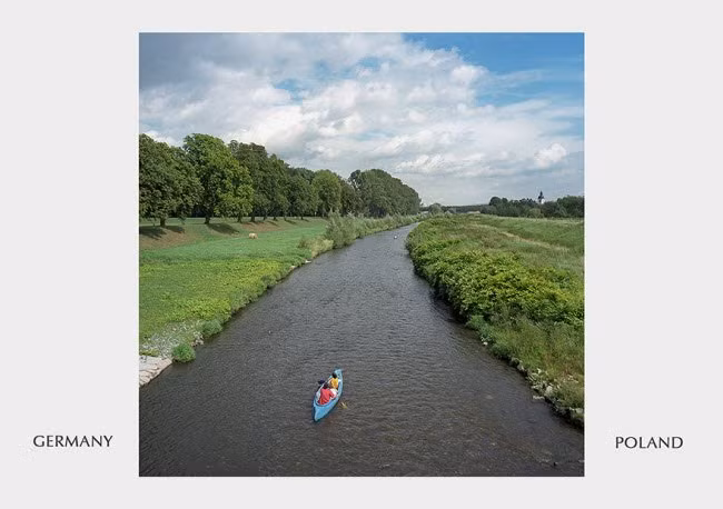 Du khách chèo thuyền trên dòng kênh giữa biên giới Đức và Ba Lan.