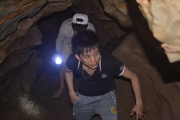 Mất điện cả làng ra động. Nghệ An được xem như “chảo lửa” của miền Trung khi nhiệt độ thường cán đích 40 độ và thường xuyên phải hứng chịu những đợt gió Lào hầm hập. Thêm vào đó, sự cố mất điện cũng hay xảy ra nên một hang động mát và tiện lợi như động Đồng Cò là điểm đến lý tưởng cho người dân trong những trưa hè oi bức.