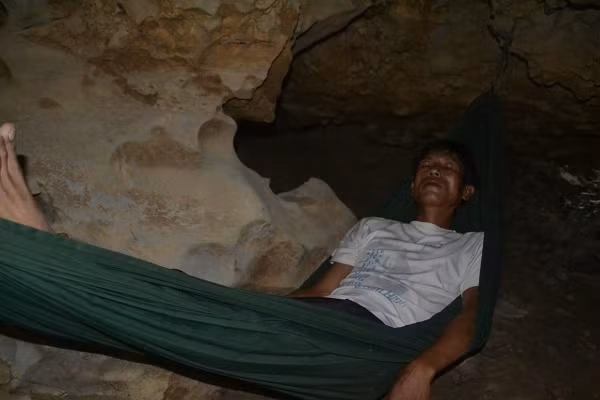 Diện tích cửa động khá hẹp, rộng khoảng 10m, cao khoảng 5m. Hơn 30 người có thể nằm thưởng thức không khí mát lạnh ở đây. Nhưng đi sâu vào trong, nhiều diện tích mặt động được chia ra, mỗi khoang có thể chứa được 10 người.