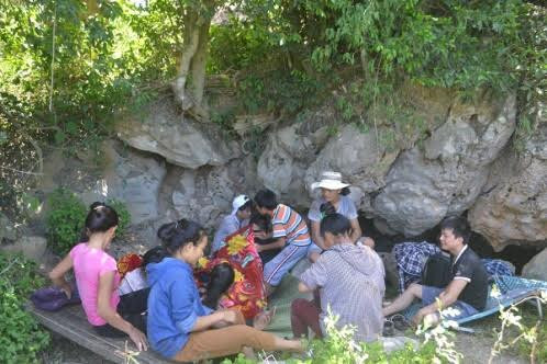 Bà Phạm Thị Hoa (60 tuổi) kể, nơi đây cũng gắn với nhiều kỷ niệm của dân làng khi là điểm trú ẩn an toàn trong thời kỳ chiến tranh. Người dân rất mong mỏi được chính quyền quan tâm hơn để động Đồng Cò giữ được nét nguyên sơ, được nhiều người biết đến, có thể phát triển thành điểm du lịch.