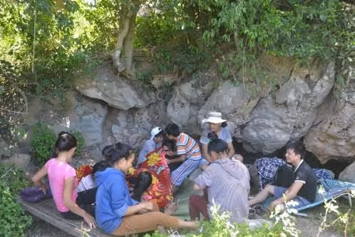 Bà Phạm Thị Hoa (60 tuổi) kể, nơi đây cũng gắn với nhiều kỷ niệm của dân làng khi là điểm trú ẩn an toàn trong thời kỳ chiến tranh. Người dân rất mong mỏi được chính quyền quan tâm hơn để động Đồng Cò giữ được nét nguyên sơ, được nhiều người biết đến, có thể phát triển thành điểm du lịch.