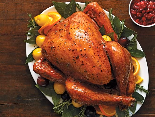 Không nên ăn gà tây lí do không phải vì “đen” mà hạn chế ăn gà tây bởi món ăn ngon miệng này có chứa nhiều L – tryptophan, một axit amin gây cho các em học sinh cảm giác buồn ngủ.