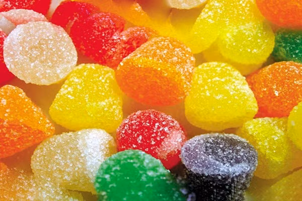 Ngoài ra các sĩ tử cũng nên tránh những loại thực phẩm chứa nhiều đường như sô cô la, bánh kẹo và các loại đồ ngọt khác bởi chúng sẽ khiến bụng bạn trở nên khó chịu.