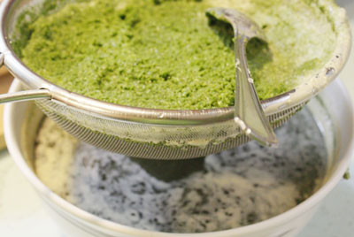 Rau má: Nhặt và rửa sạch, ngâm qua nước muối loãng 10 phút rồi vớt ra để ráo, thái nhỏ vừa và cho vào máy xay sinh tố cùng 200ml nước xay nhuyễn kỹ, lọc qua rây để lấy nước rau má, bỏ bã.