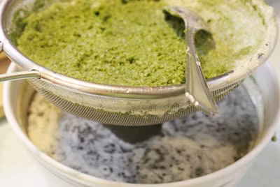 Rau má: Nhặt và rửa sạch, ngâm qua nước muối loãng 10 phút rồi vớt ra để ráo, thái nhỏ vừa và cho vào máy xay sinh tố cùng 200ml nước xay nhuyễn kỹ, lọc qua rây để lấy nước rau má, bỏ bã.