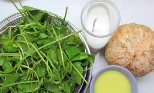 Bạn cần chuẩn bị những nguyên liệu sau để làm sinh tố rau má đậu xanh: Rau má 300g; Đường cát; Đậu xanh bỏ vỏ 200g; Nước lọc 1 lít.