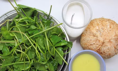 Bạn cần chuẩn bị những nguyên liệu sau để làm sinh tố rau má đậu xanh: Rau má 300g; Đường cát; Đậu xanh bỏ vỏ 200g; Nước lọc 1 lít.