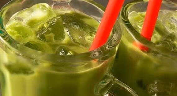 Nếu thích, bạn có thể cho thêm nước dừa xiêm và có thể cho thêm đường tùy thích để cách làm sinh tố đậu xanh rau má ngon đậm đà hơn nhé. Món sinh tố đậu xanh rau má có màu vàng nhẹ pha lẫn màu xanh rất bắt mắt, vị ngọt thanh, thơm bùi, rất ngon miệng.