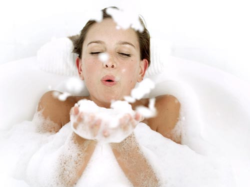 Tắm nước lạnh. Thói quen buổi sáng này giúp tăng cường trao đổi chất trong cơ thể, đặc biệt khi tắm nước lạnh. Nước lạnh khiến cơ thể phải dùng đến các tế bào chất béo để sinh nhiệt, từ đó lượng mỡ thừa tiêu hao, giúp bạn giảm cân hiệu quả.