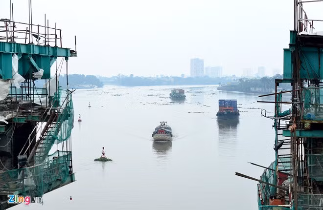 Tàu thuyền lưu thông trong sương mù trên sông nhìn từ cầu Sài Gòn.