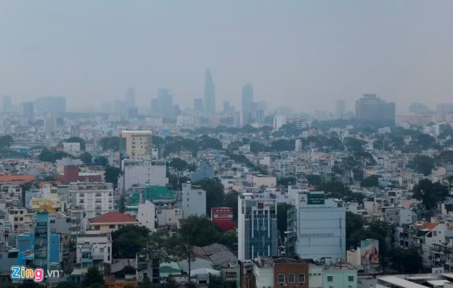 Sáng 23/7, hầu hết các quận, huyện trên địa bàn TP HCM bị chìm trong màn sương mù. Ảnh: Nhật Nguyên