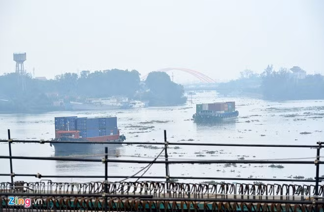 Hình ảnh trời mù trên sông Sài Gòn qua khu vực Thanh Đa, quận Bình Thạnh.