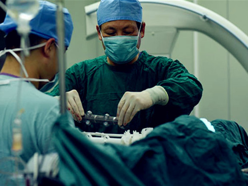 Để tiến hành ghép xương sống nhân tạo này vào cơ thể bệnh nhân, các bác sĩ phải ghép các khớp xương với phần cột sống nguyên bản bằng titan