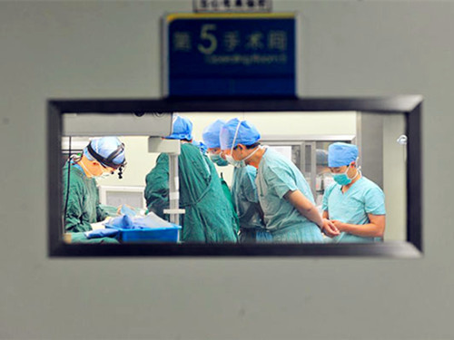 Trước đó, trong một ca phẫu thuật kéo dài 8 giờ, các bác sĩ đã tiến hành bóc tách phần đốt sống bị ung thư tủy trong cơ thể ông. Các đốt sống nguyên bản bị ảnh hưởng bởi bệnh u nguyên sống, một loại ung thư có thể xảy ra ở cột sống và xương sọ. Bệnh ung thư này phát triển chậm và thường được điều trị bằng phẫu thuật cắt bỏ khối u hoặc hóa trị, xạ trị nếu cần thiết.