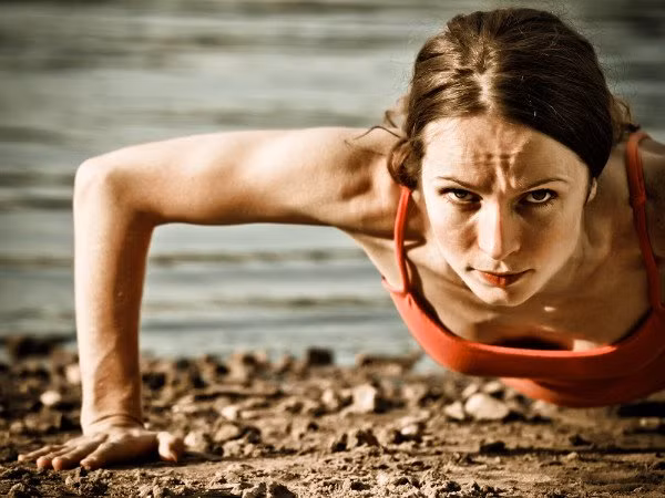 Các bài tập chống đẩy vào mỗi buổi sáng cũng giúp bạn tràn đầy năng lượng, cải thiện lưu thông máu trong cơ thể.