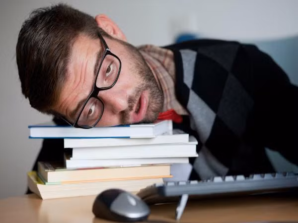 Mệt mỏi liên tục. Khi ở trong môi trường điều hòa liên tục, cơ thể phải sản sinh ra nhiều nhiệt hơn để cân bằng với môi trường bên ngoài, điều này có thể dẫn đến bạn cảm thấy mệt mỏi liên tục.