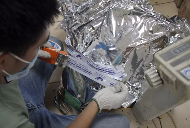 Ngoài ra, nhiều túi "lá Khat" được bọc cẩn thận bằng giấy bạc cách ẩm, rồi nhét trong thùng giấy có đề sẵn địa điểm nhận hàng.