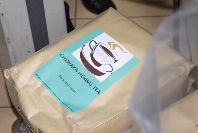 Trong một số kiện hàng, ma túy dạng mới được đóng trong túi giấy đựng chè. Toàn bộ chữ trên bao bì được in bằng tiếng Anh.