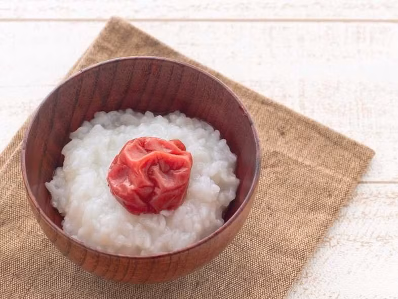 Nhật Bản. Bát cháo nhuyễn nóng hổi được xem là bữa ăn dinh dưỡng cho người ốm tại khu vực Á Đông. Ở Nhật, người ốm sẽ ăn cháo cùng với mơ muối, nhằm kích thích sự ngon miệng cho những người đang ốm.