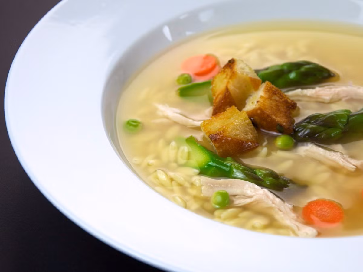 Italya: món Pastina. Khi bị ốm, người Ý thường ăn các món nhạt, trong đó có món Pastina. Món ăn này làm từ những sợi pasta cỡ nhỏ, nấu cùng nước thịt hầm, kèm thêm chút dầu oliu và thịt gà thái nhỏ.