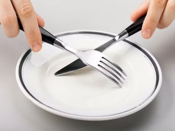 Mục tiêu 2: giảm khẩu phần ăn uống. Sau 30 tuổi, sự trao đổi chất bị chậm lại, khiến cho cơ thể dễ bị tích tụ chất béo hơn. Ngay cả khi bạn ăn cùng 1 lượng thực phẩm, bạn có thể bị tăng cân. Do vậy, tốt nhất bạn nên giảm khẩu phần ăn và tăng giá trị dinh dưỡng trong chế độ ăn của bạn.