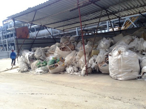 Rác nhiều, dễ thấy nhất tại các khu vực đang xây dựng. Tại công trường thi công lò luyện cốc (luyện than dạng cát thành than rắn), rác được gom trong những túi trắng lớn có quai (túi cẩu) để rải rác khắp công trường.