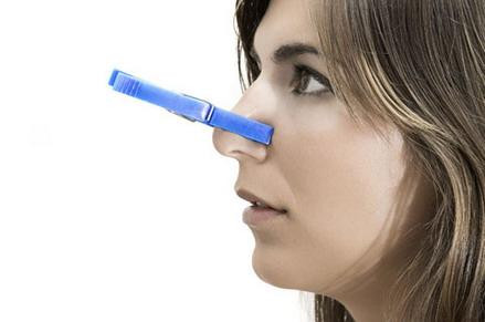 Tắc mũi. Vấn đề hô hấp, xoang rất phổ biến ở những người thường xuyên tiếp xúc với độc tố, đặc biệt là những người làm việc ở môi trường nhà máy, ô nhiễm không khí.