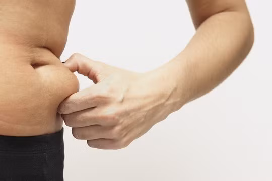 Vòng bụng to bất thường. Không phải tất cả trường hợp béo bụng đều cần thanh lọc cơ thể. Tuy nhiên bạn vẫn nên chú ý nếu số đo vòng bụng tăng bất thường. Khi độc tố lưu trữ trong các tế bào chất béo, phá vỡ sự trao đổi chất thông thường khiến cơ thể không kiểm soát được lượng đường và cholesterol. Đó là nguyên nhân khiến bạn tăng cân và vòng eo nhanh.