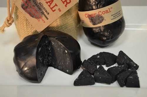 Sản phẩm pho mát than trước đó đã được sáng tạo bởi công ty Michael Fine Cheese. Với ý tưởng mới mẻ này họ dành được giải thưởng "Ý tưởng sáng tạo nhất" trong hội chợ Farm Shop and Deli năm 2014. Công ty này cho biết thêm, họ đã trộn pho mát cốt với than hoạt tính để tạo ra loại pho mát có màu sắc, mùi vị độc đáo, và mềm như kem.