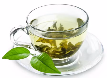 Trà xanh. Trà được xem là thức uống giải độc tự nhiên hiệu quả. Uống trà có thể tăng cường tiêu hóa, vì vậy uống trà sau bữa ăn khoảng 30 phút là thói quen tốt đối với gan. Ngoài ra trà còn có tác dụng giảm cân hiệu quả nhất là trà bồ công anh, trà bạc hà, trà gừng, trà xanh và các loại trà thảo dược khác. Trong đó, trà bồ công anh có tác dụng làm mát và giải độc gan, làm sạch máu và bài tiết các độc tốt dư thừa khỏi cơ thể.