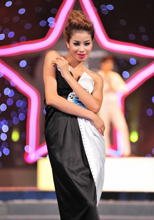 Phạm Hương giành giải nhất cuộc thi Thần tượng thời trang F-Idol 2011 khi đang là sinh viên năm cuối trường Đại học Thương mại. Lúc này, có thể nhận thấy, nhan sắc của cô chưa thay đổi nhiều so với thời điểm dự thi Vietnam Next Top Model. Cách tạo dáng của cô vẫn rất đơn giản và chưa có sự quyến rũ.