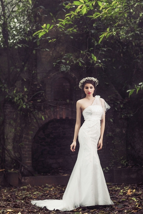 Thời điểm này, nhan sắc của Phạm Hương đã có rất nhiều thay đổi. Gương mặt cô trở nên thon gọn và thanh thoát hơn rất nhiều. Người đẹp Hải Phòng cũng đã có rất nhiều tiến bộ trong việc tạo dáng.