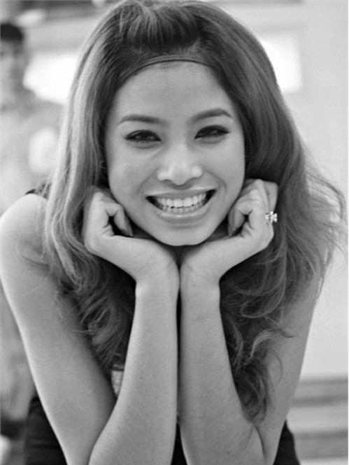 Đặc điểm dễ nhận thấy của Phạm Hương lúc mới bước chân vào showbiz là chiếc cằm chẻ, đầu mũi hơi to và gương mặt vuông