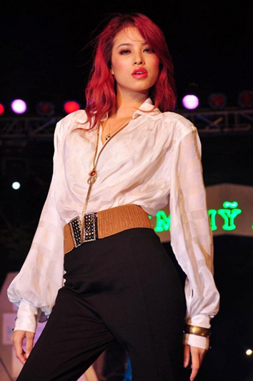 Phạm Hương khi chập chững những bước đầu tiên trên sàn catwalk.