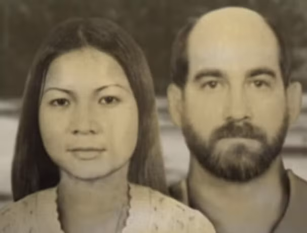 Dựa vào chứng cứ pháp y và lời khai của nghi can, nhóm điều tra nhận định Richard và Bun Chee cãi nhau trong nhà về việc chuyển tới chỗ khác. Khi Richard nói rằng anh ta không có đủ tiền để mua nhà mới, Bun Chee tuyên bố cô sẽ ly hôn chồng và mang hai đứa con theo. Tức giận, Richard với chiếc búa gần đó và đập vào đầu Bun Chee. Thấy vợ nằm dưới sàn nhà và vẫn thở, Richard bóp cổ nạn nhân rồi đặt xác cô vào tủ lạnh. 3 tháng sau, khi mùa xuân tới và tuyết tan, anh ta chở xác Bun Chee vào rừng rồi chôn trong một huyệt nông. Sau đó Richard trở về và dựng lên câu chuyện Bun Chee về Thái Lan với những người hàng xóm và người quen.