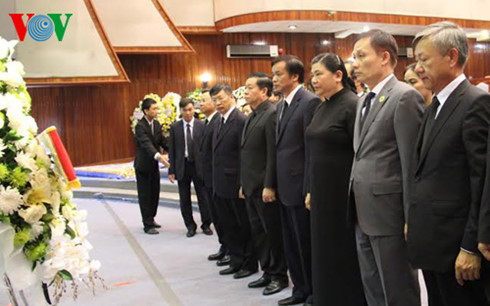 Doan dai bieu cap cao VN du le tang dong chi Xaman Vinhaketh