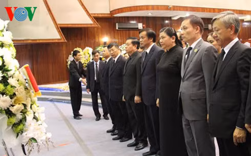 Doan dai bieu cap cao VN du le tang dong chi Xaman Vinhaketh