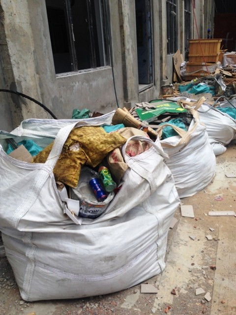 Quy trình cơ bản nhất là phân loại rác ngay từ đầu nguồn chưa được thực hiện khi nhiều túi cẩu chứa gỗ, giấy vụn, vỏ chai nước lẫn với thùng sơn, vôi vữa và các vật liệu xây dựng khác.