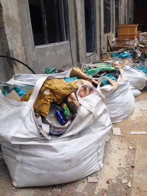 Quy trình cơ bản nhất là phân loại rác ngay từ đầu nguồn chưa được thực hiện khi nhiều túi cẩu chứa gỗ, giấy vụn, vỏ chai nước lẫn với thùng sơn, vôi vữa và các vật liệu xây dựng khác.