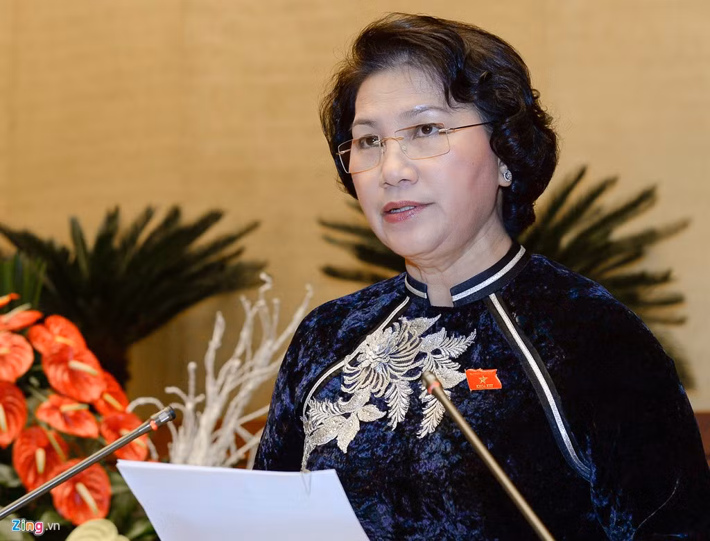 Trao đổi tại buổi gặp mặt các cơ quan thông tấn báo chí sáng 23/7, Chủ tịch Quốc hội tiết lộ: "Tôi may áo dài nhiều chỗ lắm, không riêng một chỗ nào. Cũng có vài nhà thiết kế, thấy đẹp thì mặc. Tôi thay đổi phong cách, khi đơn giản khi cầu kỳ cho phù hợp tính chất sự kiện". Ảnh: Như Ngọc.