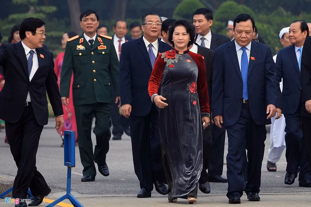 Tại kỳ họp lần thứ 10, Quốc hội khóa XIII, bà Ngân chọn một chiếc áo dài tông màu sẫm trong ngày khai mạc 20/10/2015.