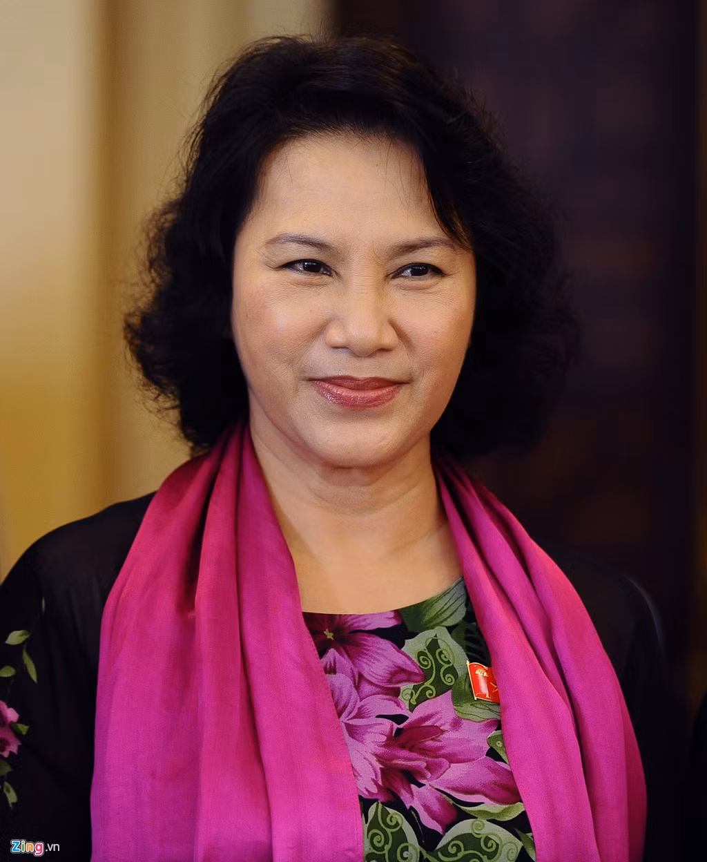 Bà Ngân tại một kỳ họp Quốc hội tháng 11/2012. Bà quàng thêm chiếc khăn tím hồng trên cổ, hợp với màu họa tiết trên áo.