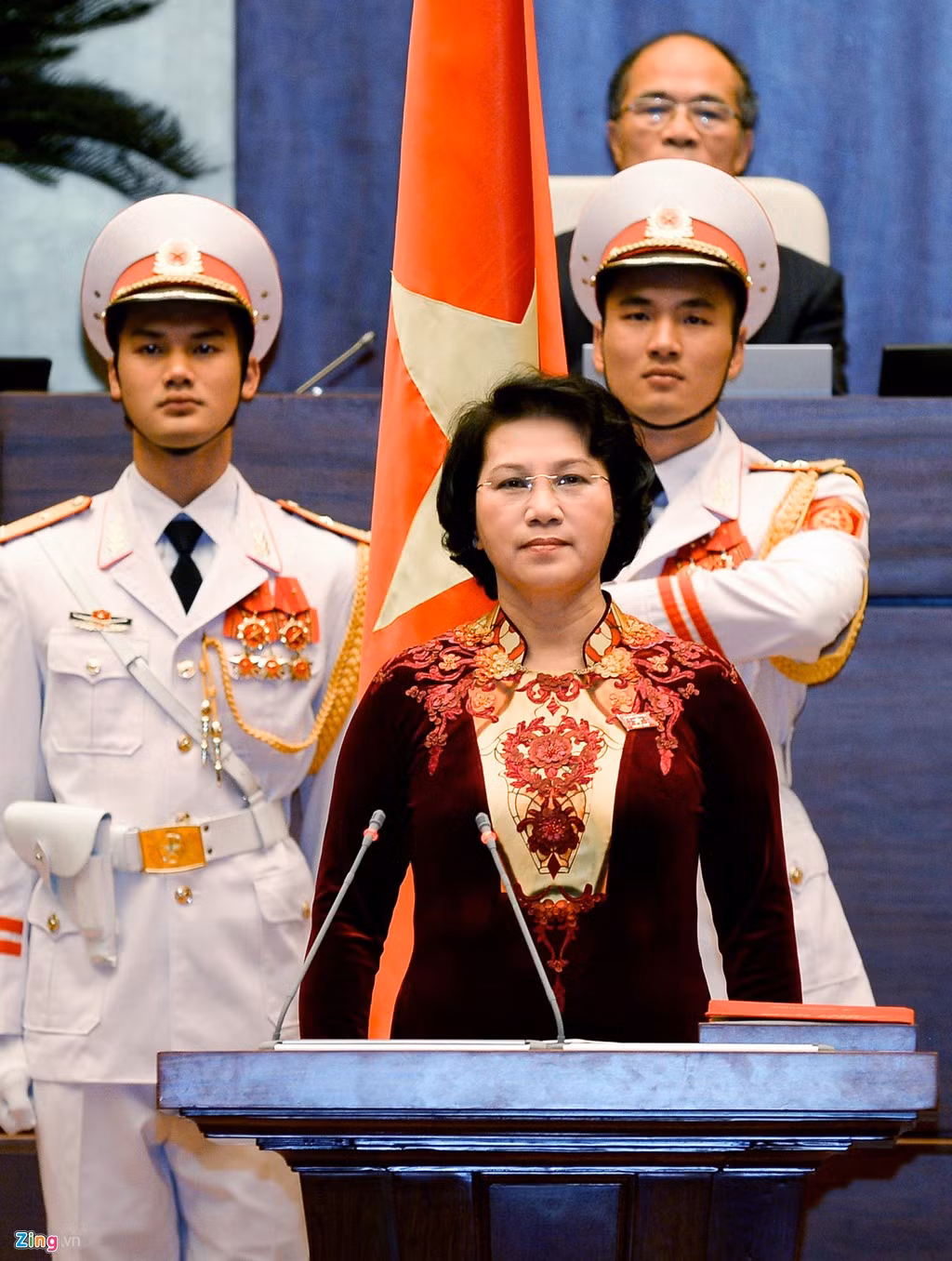 Tại lễ nhậm chức trước đó, hôm 31/3/2016, bà Ngân mặc chiếc áo dài cũng màu đỏ thẫm nhưng họa tiết và kiểu cách khác nhau. Ảnh: Như Ngọc.