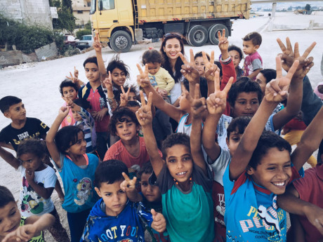 Nhà báo Lê Bình chụp ảnh cùng các em nhỏ người Syria.